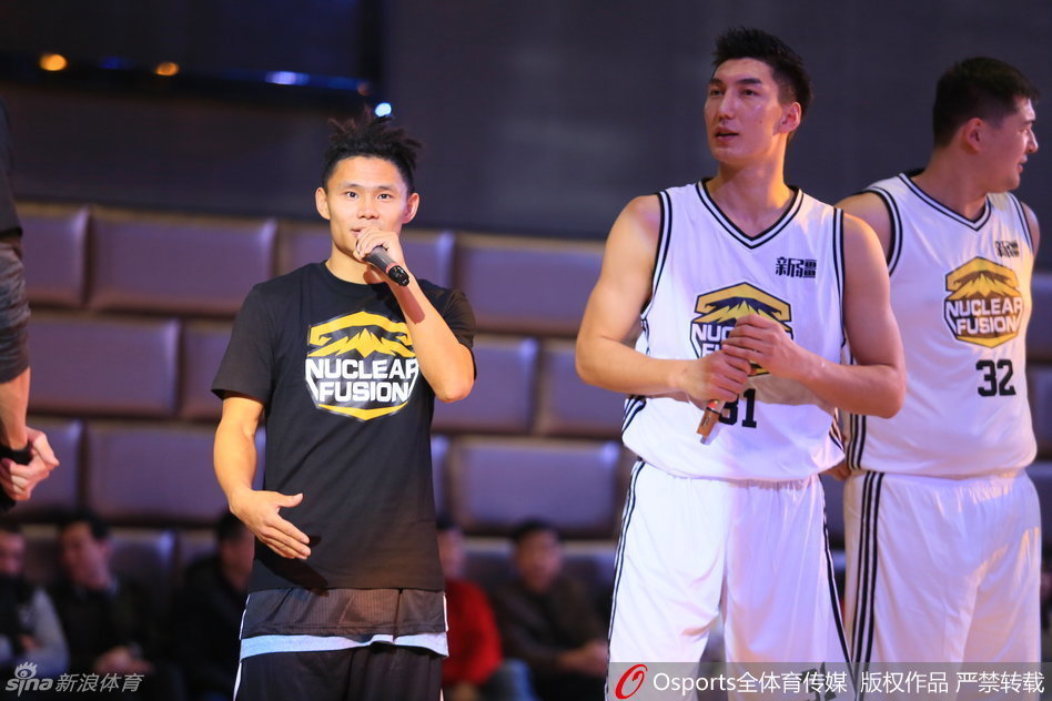 吴悠手握话筒站在球场中央，标志性的地沟头配上认真神情，正对着麦克风向现场篮球少年讲述街球精神与梦想的力量