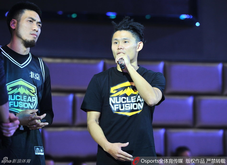 动感音乐中篮球宝贝们身穿亮黄色热舞服激情热舞，高举的双臂和飞扬的发丝让开幕式现场瞬间升温，青春活力与篮球激情撞个满怀