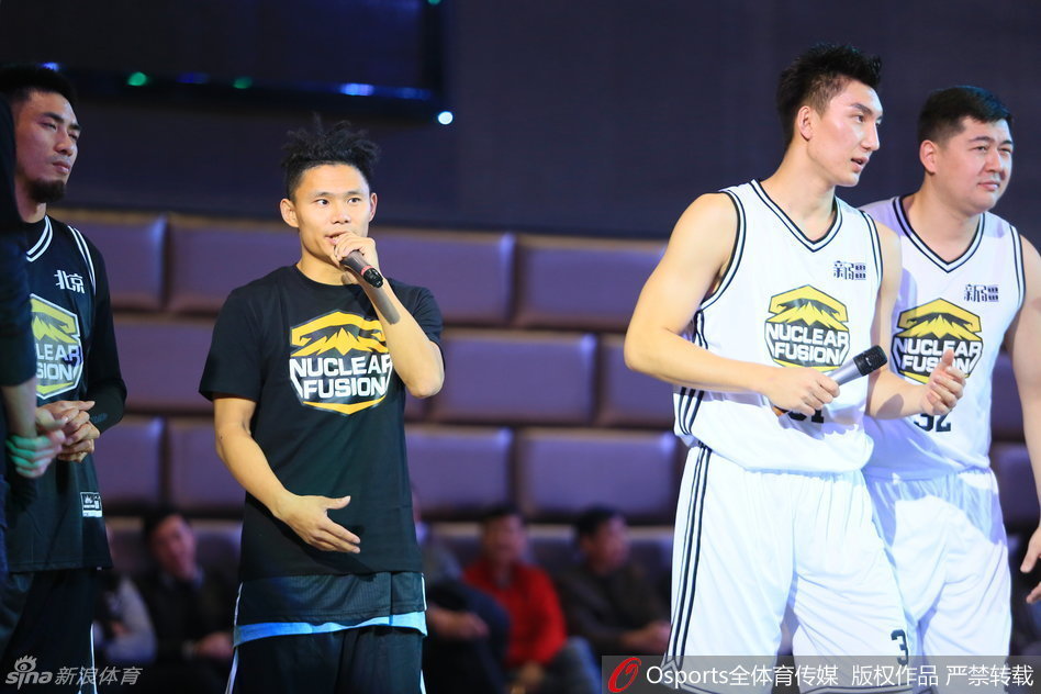 可兰白克手握话筒向来宾致辞，身后巨大的背景板上印着他职业生涯的高光瞬间，坚毅的眼神中透露出对家乡篮球未来的无限期待