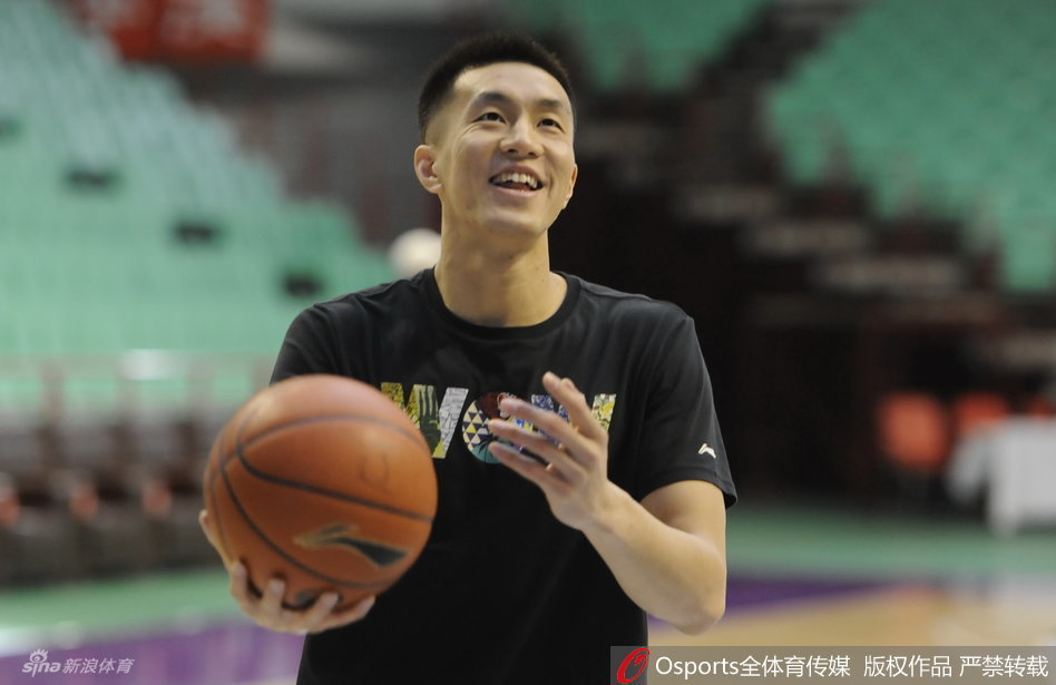 心情大好的郭艾伦在训练间隙开怀大笑，眼神中带着一丝调皮，仿佛在问旁边的队友“笑啥呢”，那股轻松劲儿极具感染力。