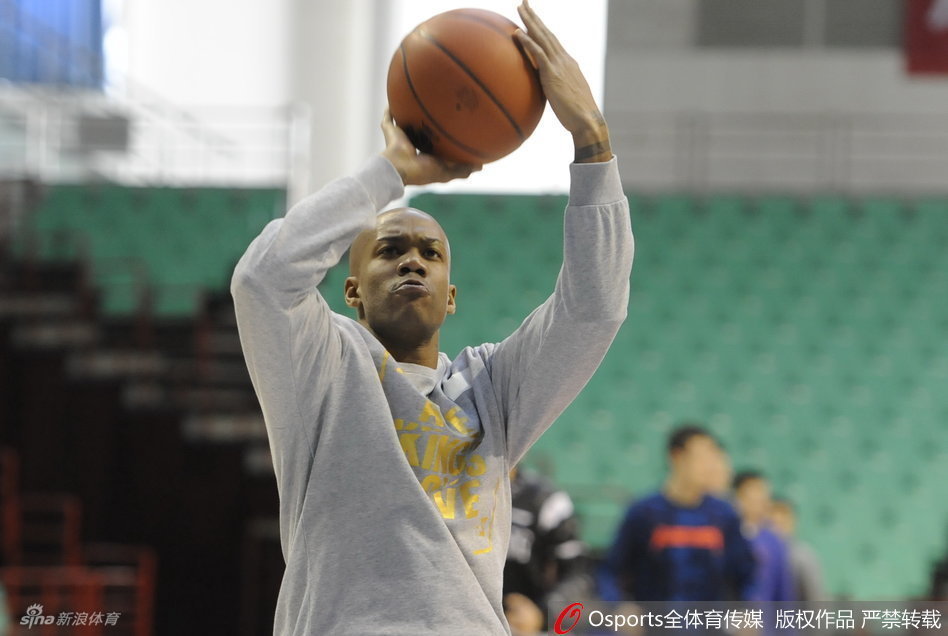 老将张庆鹏、孙悦与翟晓川、朱彦西、张松涛围成一圈，在助教的指导下进行定点投篮练习，兄弟们有说有笑，气氛融洽。