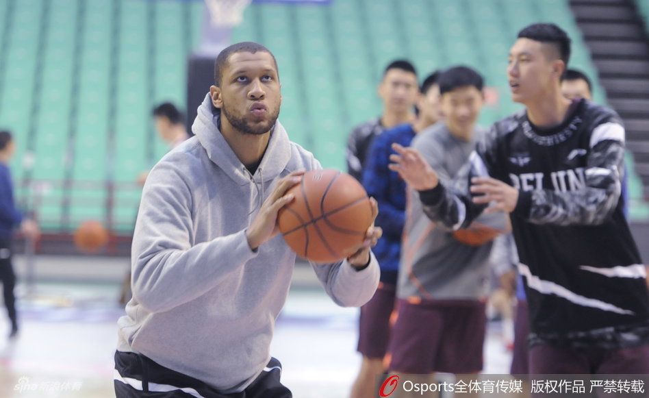 面对外界的喧嚣，莫里斯选择用最刻苦的训练回应，他运球、跳投一气呵成，肌肉线条在球馆灯光下显得格外醒目。