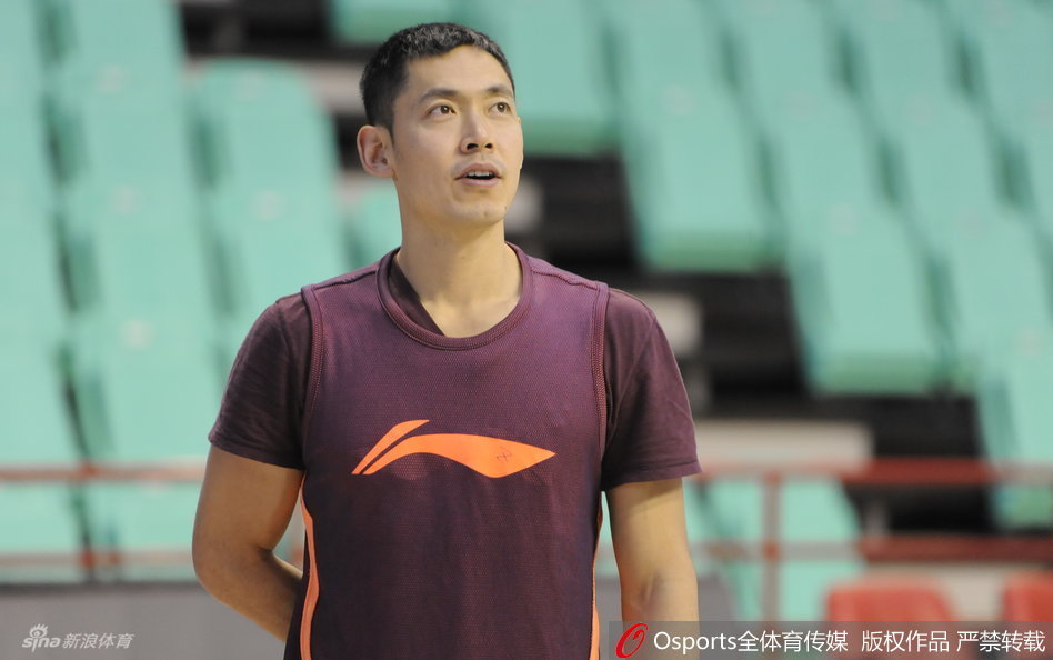 孙悦表情严峻，在三分线外高高跃起出手投篮，手指上的绷带无法阻挡他为球队攻城拔寨的决心。