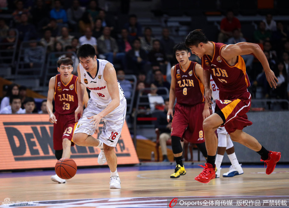 董瀚麟如猛虎下山般持球反击，浙江队球员只能无奈目睹