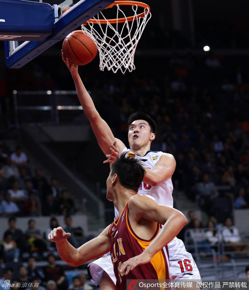 董瀚麟篮下单打，强硬顶开防守，勾手投篮一气呵成