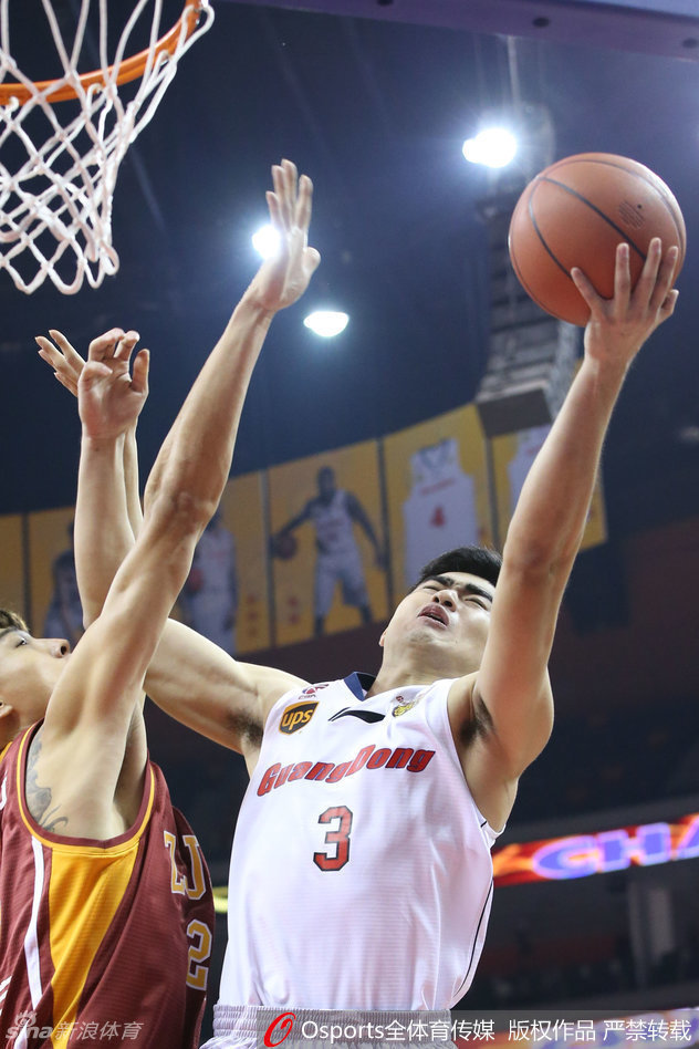 布泽尔稳稳命中标志性中投，仿佛让人看到昔日爵士名宿的风采