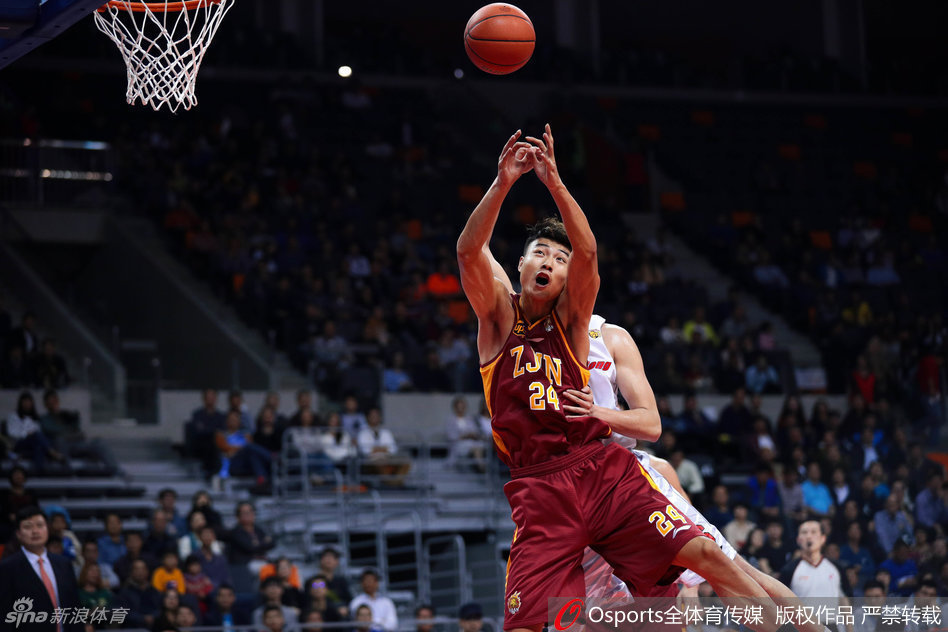 周鹏底角三分出手，篮球划出完美弧线，直奔篮筐而去
