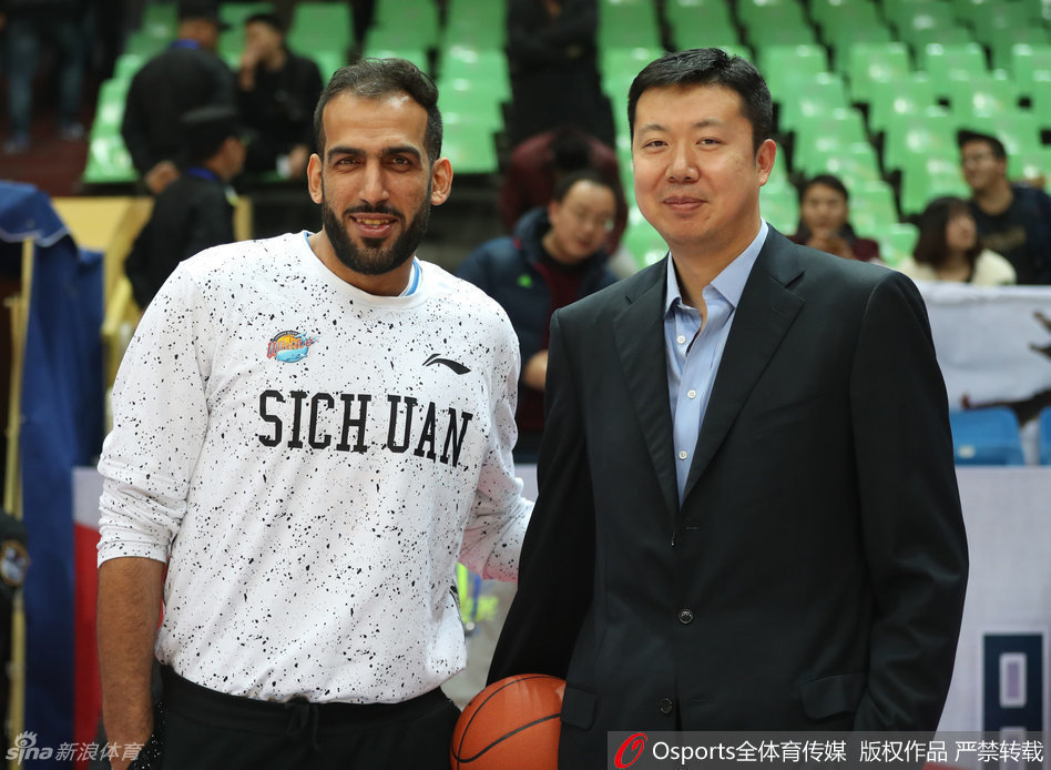 赛后的温情一幕，中国篮球传奇王治郅与伊朗中锋哈达迪热情相拥并合影留念，两位老将在这一刻惺惺相惜，笑容满面