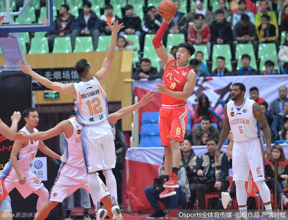 孟达在底线持球做出三威胁动作，眼神坚定地观察场上防守变化，随时准备突破或传球给队友创造机会