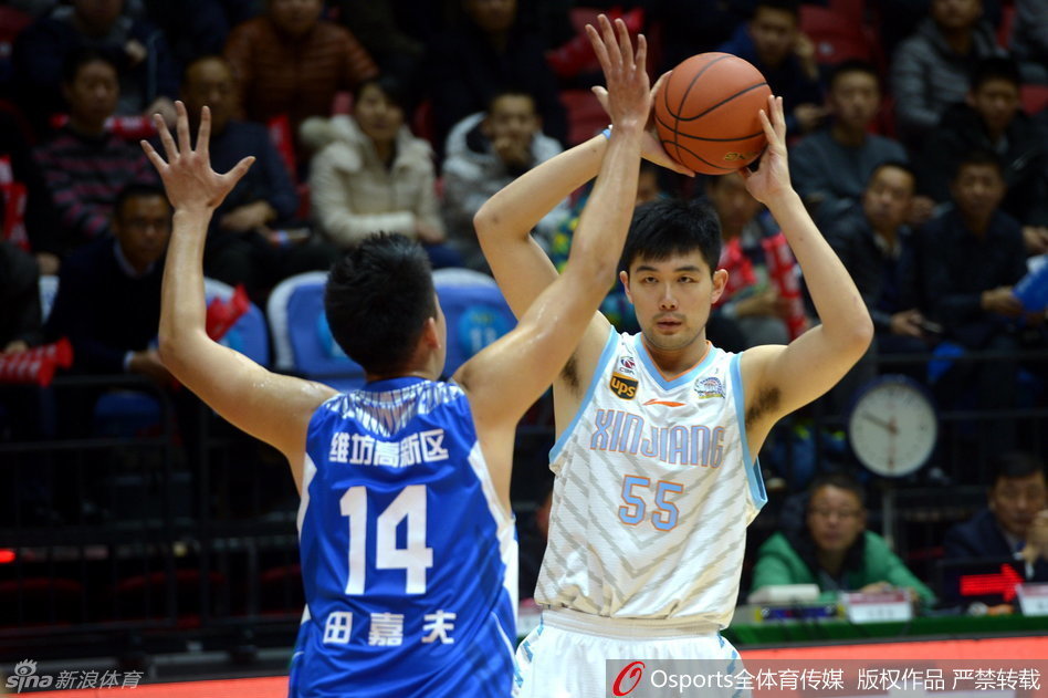 亚当斯在长人如林的禁区内巧妙挑篮，皮球越过防守指尖，即将坠入网窝。