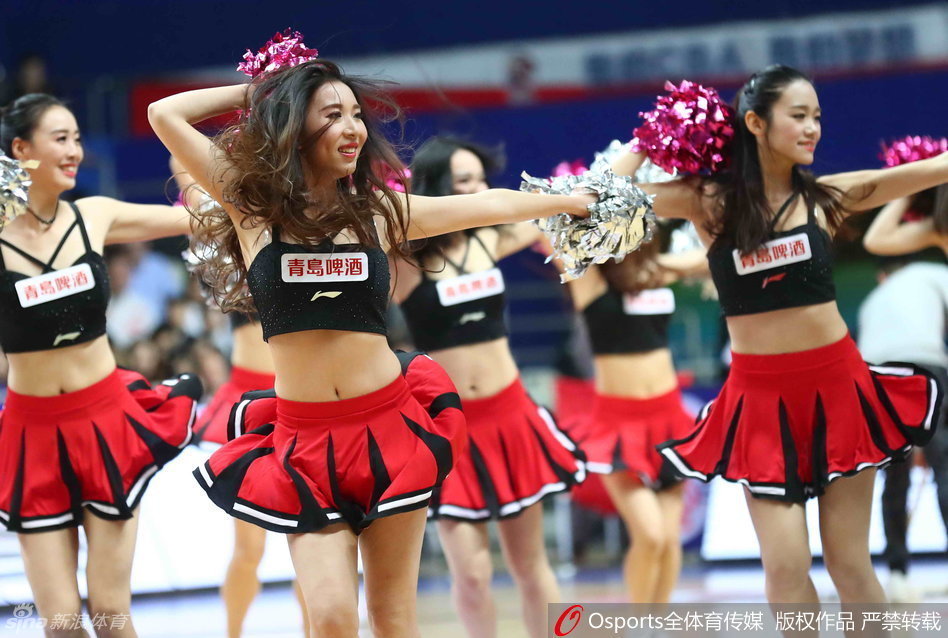 谢幕时，全体啦啦队员站成一排向观众鞠躬致意，她们身穿各色表演服装，脸上洋溢着灿烂的笑容，感谢球迷的支持。