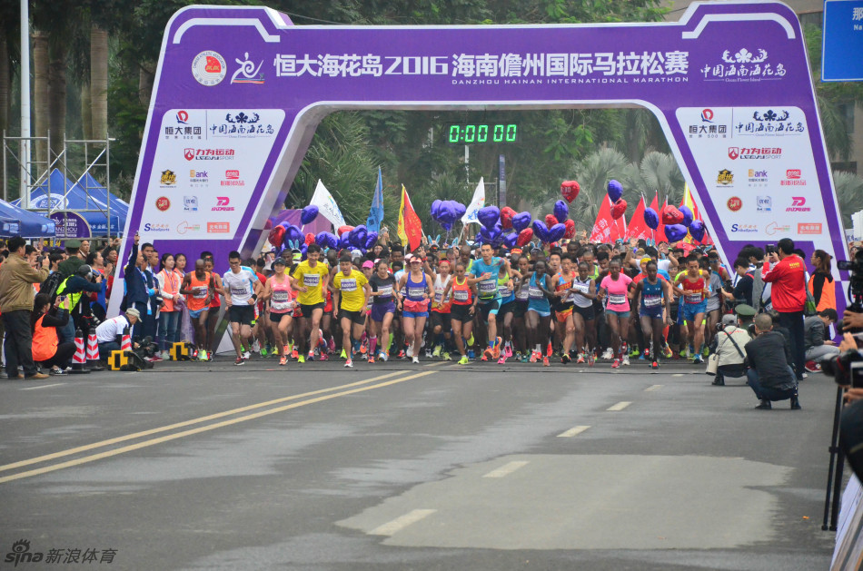 新浪跑步直击儋马万人起跑
