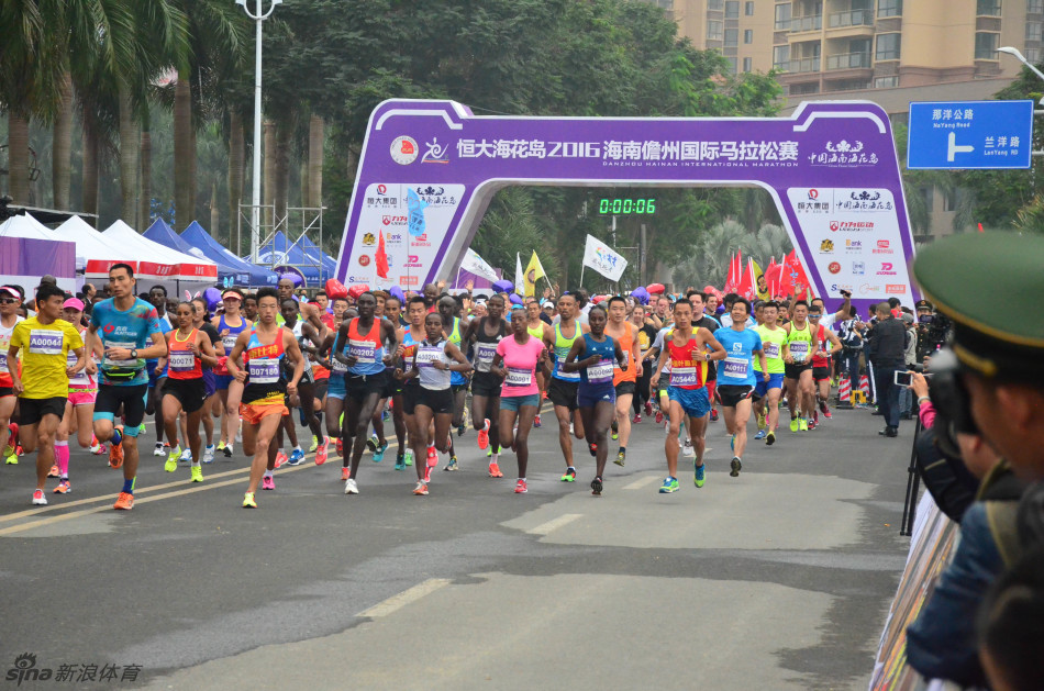 12月18日早上8点整，2016儋州马拉松正式鸣枪起跑。（摄影：新浪跑步lee）