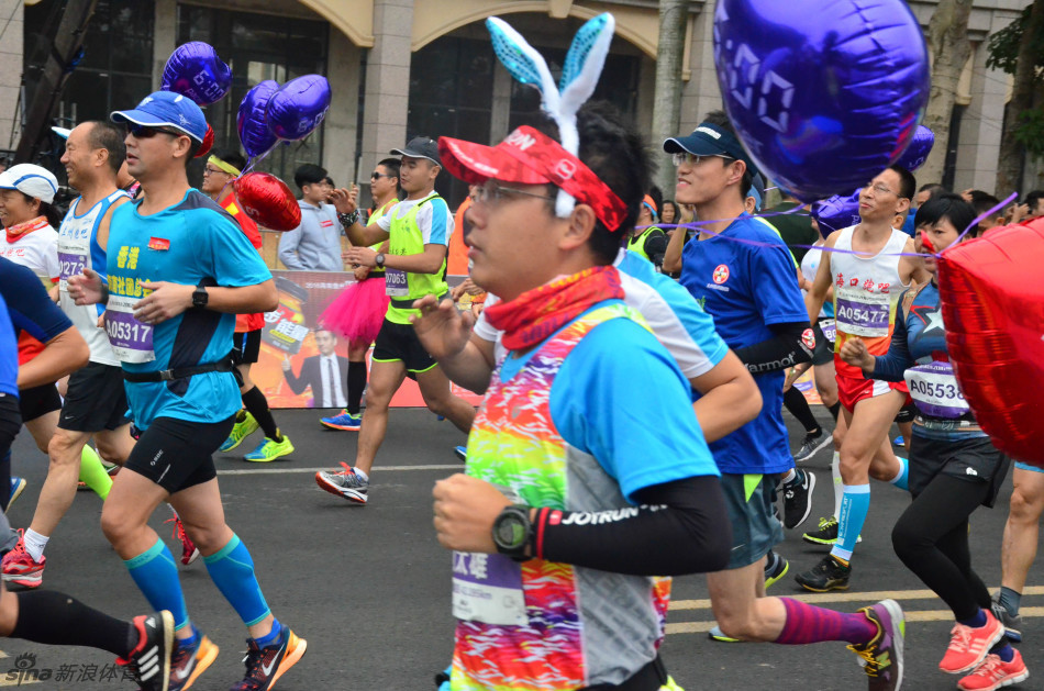 12月18日早上8点整，2016儋州马拉松正式鸣枪起跑。（摄影：新浪跑步lee）