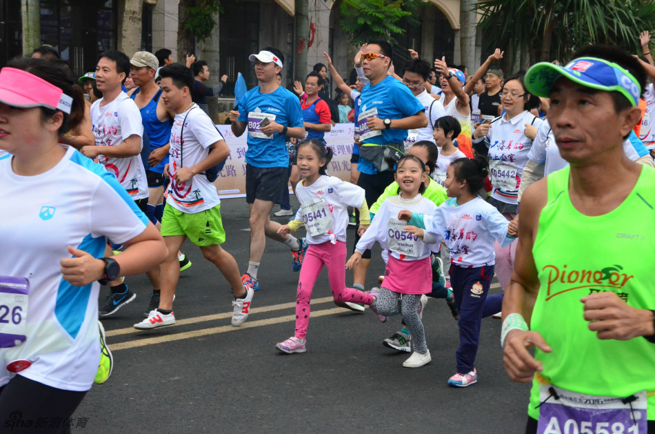 12月18日早上8点整，2016儋州马拉松正式鸣枪起跑。（摄影：新浪跑步lee）