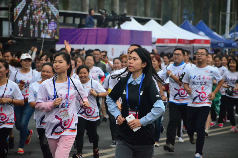12月18日早上8点整，2016儋州马拉松正式鸣枪起跑。（摄影：新浪跑步lee）
