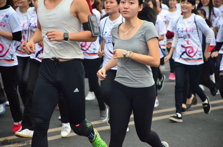 12月18日早上8点整，2016儋州马拉松正式鸣枪起跑。（摄影：新浪跑步lee）