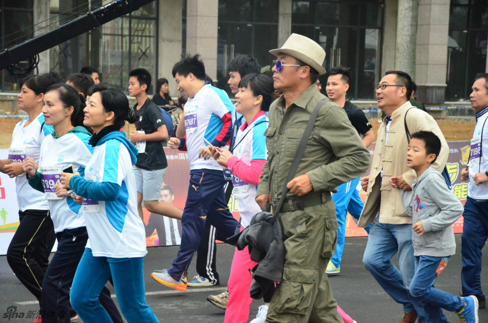 12月18日早上8点整，2016儋州马拉松正式鸣枪起跑。（摄影：新浪跑步lee）