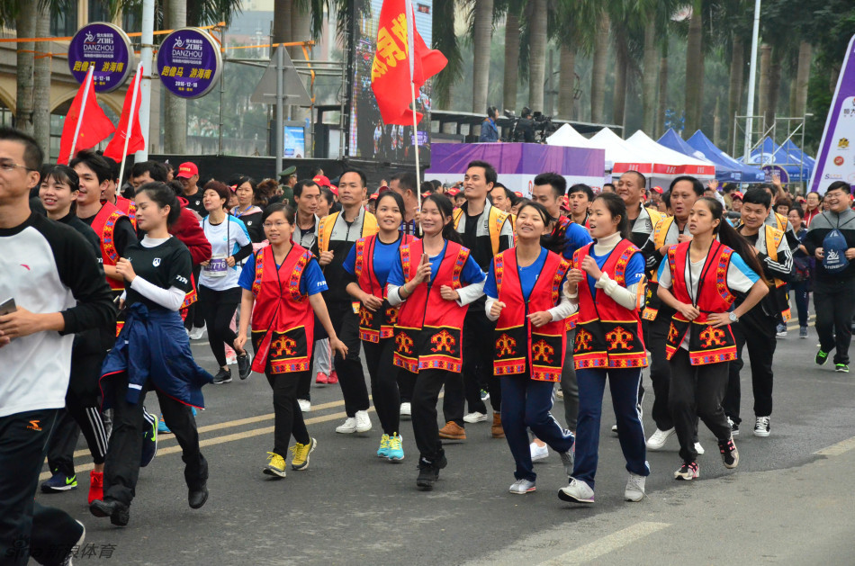 12月18日早上8点整，2016儋州马拉松正式鸣枪起跑。（摄影：新浪跑步lee）