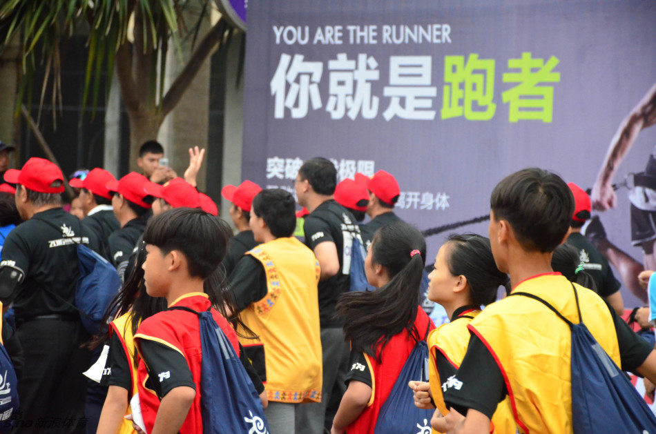 12月18日早上8点整，2016儋州马拉松正式鸣枪起跑。（摄影：新浪跑步lee）