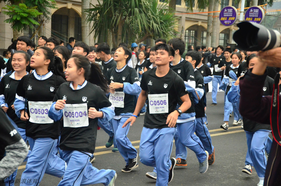 12月18日早上8点整，2016儋州马拉松正式鸣枪起跑。（摄影：新浪跑步lee）