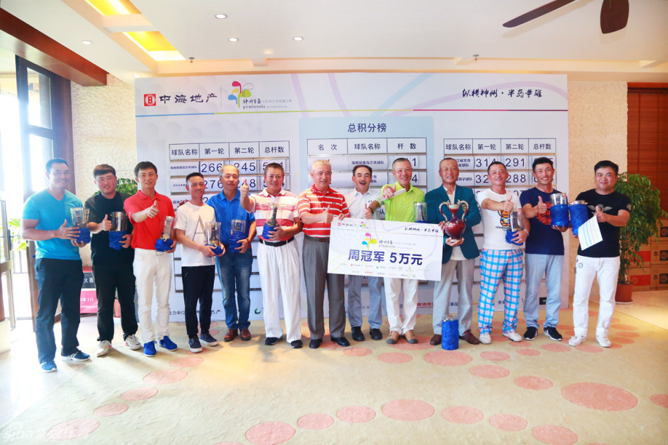 海南精英队队员在果岭旁专注观察推杆路线，眼神中充满对胜利的渴望