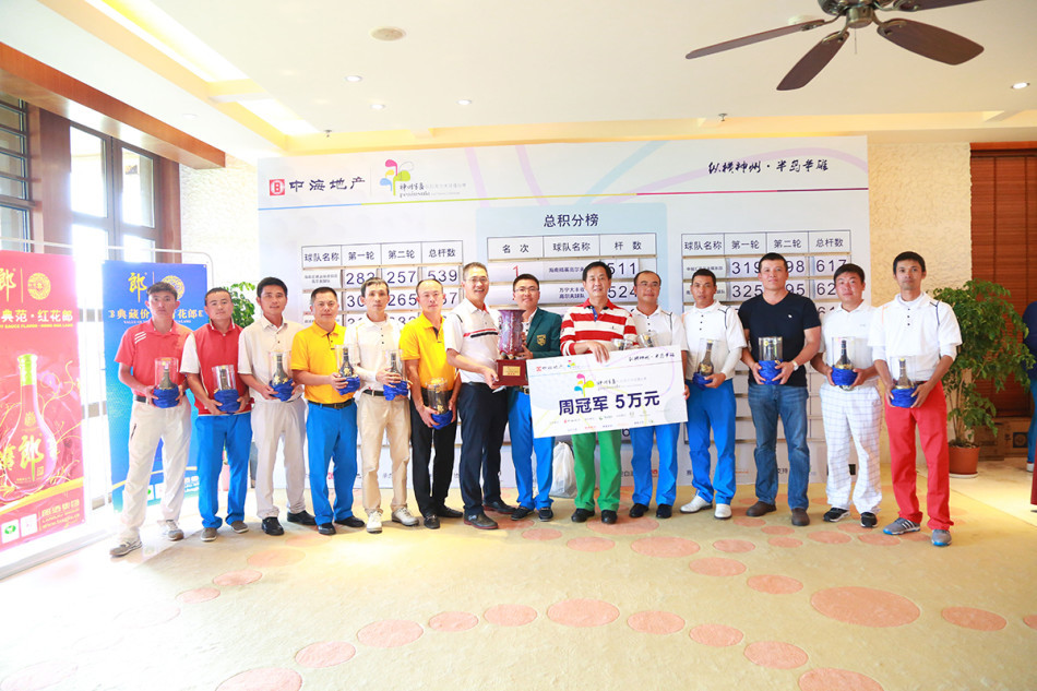 阳光高尔夫球队成员轻松谈笑，享受着比赛间隙的欢乐时光