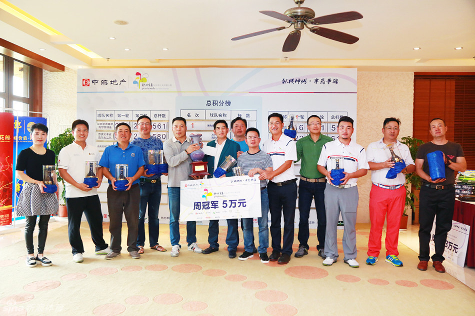 海南官塘温泉度假区高尔夫球队队员在特色水障碍前冷静谋划击球策略