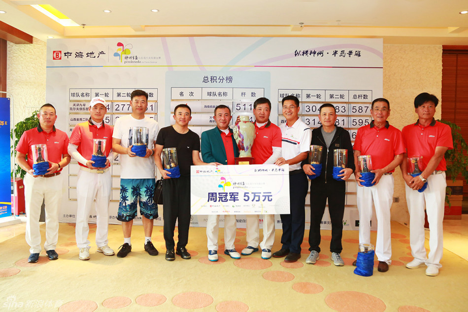 江苏中驰奔驰高尔夫球队选手在沙坑中精准救球，沙砾飞扬瞬间充满力量感