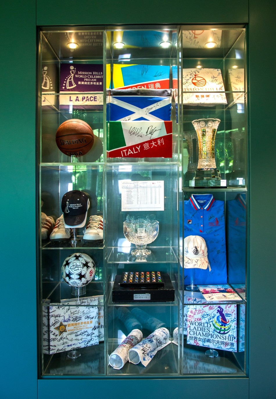 一组古老的锻造锤、锉刀等高尔夫球杆手工制作工具，静静躺在展台，见证着手工艺时代的匠心独运