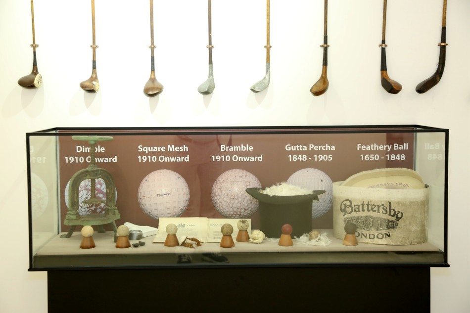 剪彩仪式现场，嘉宾们手执金剪，红色绸带在镜头前瞬间飘落，象征展览正式启幕