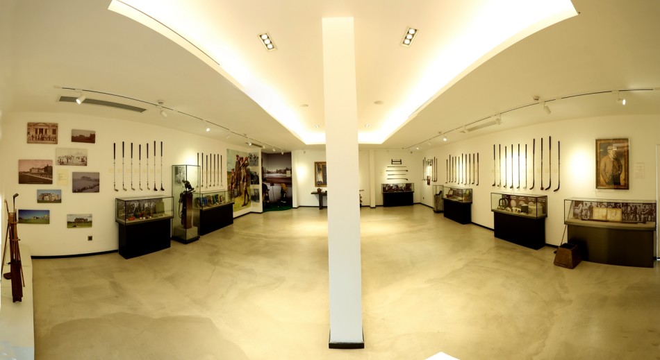 观澜湖集团主席朱鼎健神采奕奕，手持话筒向在场嘉宾阐述高尔夫文化传承的重要意义