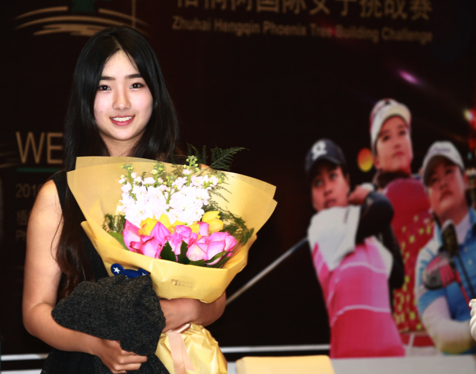 李梓目光深邃而温柔地凝视镜头，背景中的光影仿佛映射着她为无数经典角色注入灵魂的传奇配音生涯。