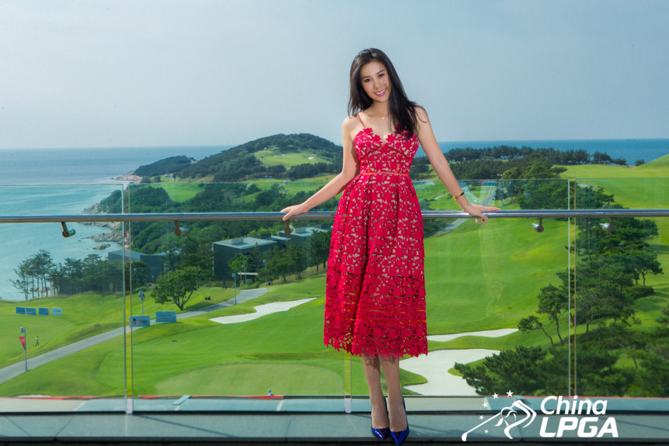 林冶舟身穿剪裁得体的深色礼服，姿态端庄，面容沉静，流露出一种超越外在的优雅与内在力量。