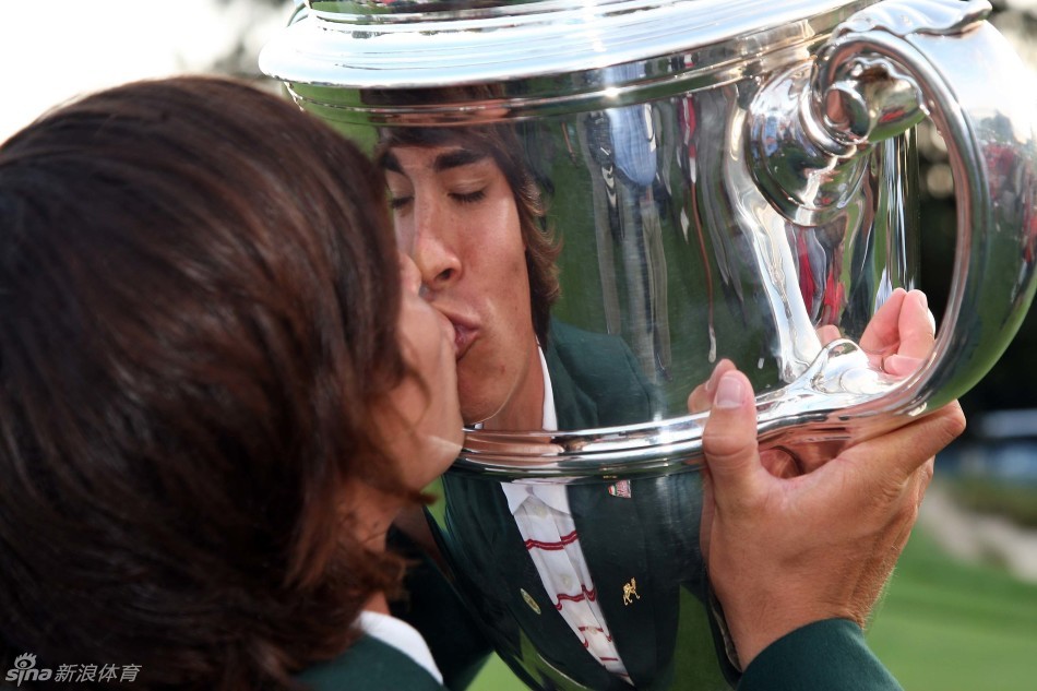 聚焦挥杆！职业赛场上标志性的流畅挥杆动作瞬间，橙色身影成为焦点