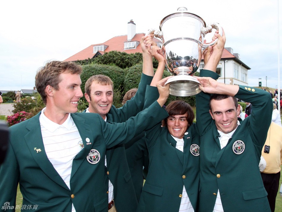 专注推击！果岭上全神贯注凝视球线，计算着决定胜负的一推