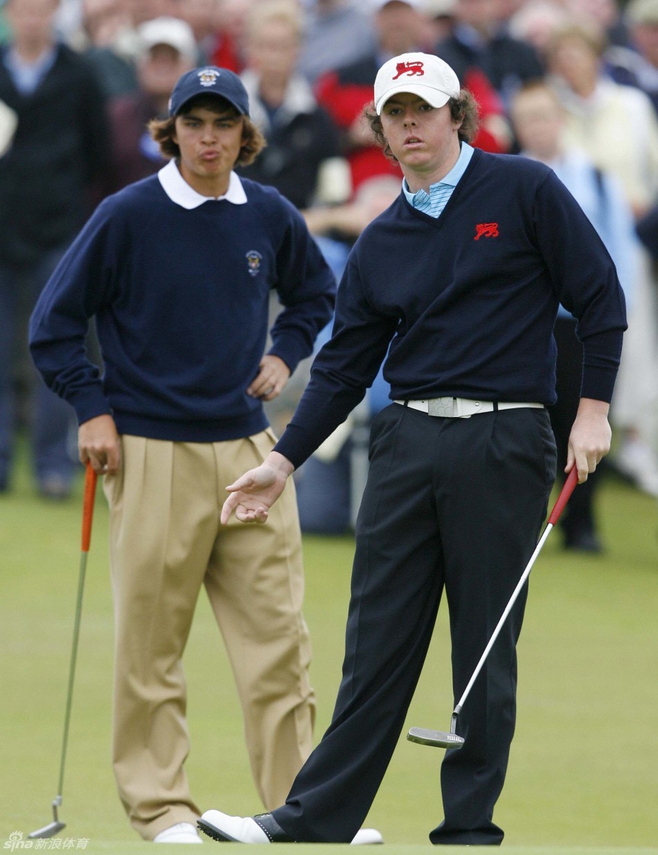 灿烂笑容！在万千观众面前露出招牌式灿烂笑容，展现非凡亲和力