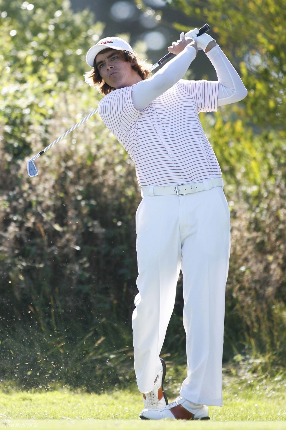 团队荣耀！与沃克杯队友们并肩站立，共同举起象征团队胜利的奖杯