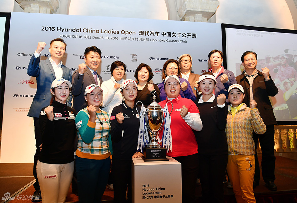 开幕式现场，冯珊珊、冯思敏、金孝周等球星代表在背景板前并肩而立，手持赛事纪念品，笑容灿烂地拉开了大赛的序幕。