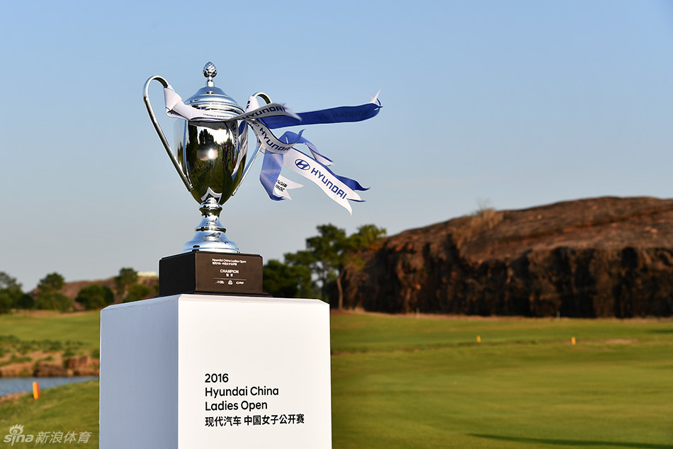 全体参赛球员与嘉宾在开幕式后进行大合影，人群整齐排列，气势宏大，记录下这个高尔夫大家庭的珍贵时刻。