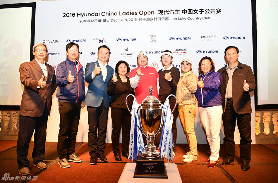 冯珊珊专注地凝视着身旁晶莹剔透的冠军奖杯，眼神中流露出对胜利的渴望与坚定。