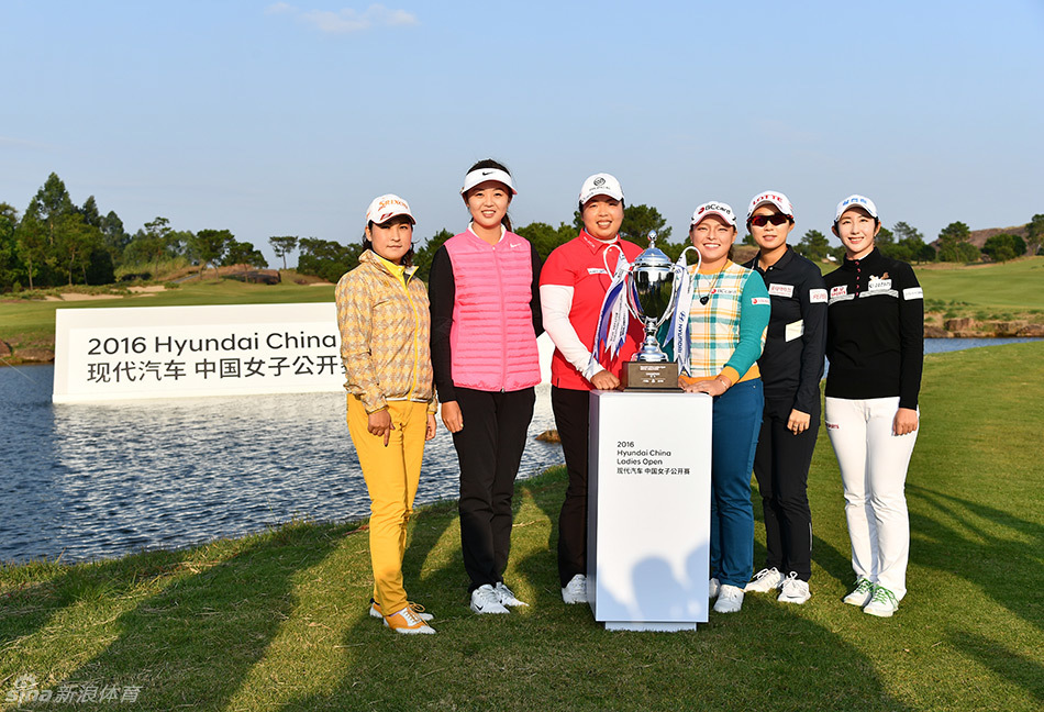 冯思敏与金孝周在开幕式上并肩站立，准备进行开球仪式，两位不同国家的实力战将共同预示着赛事的高水准。