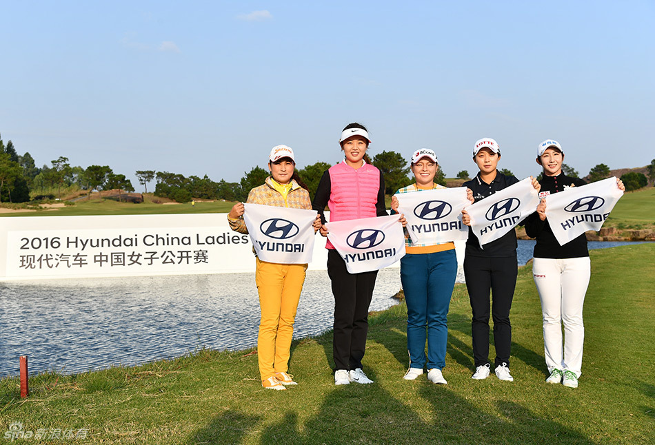 赛事开幕的经典瞬间，嘉宾共同挥杆，彩球在空中划出绚丽弧线，寓意比赛正式打响。