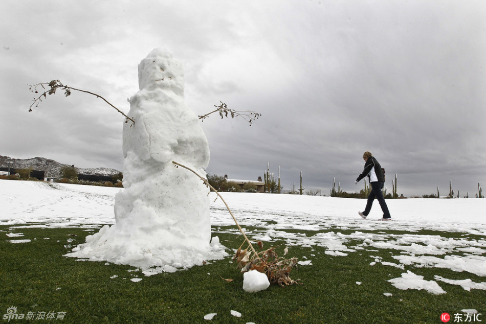 一个戴着红色毛线帽和手套的雪人,手持迷你高尔夫球杆,仿佛正准备在雪堆旁的球道上击球,充满冬日童趣。