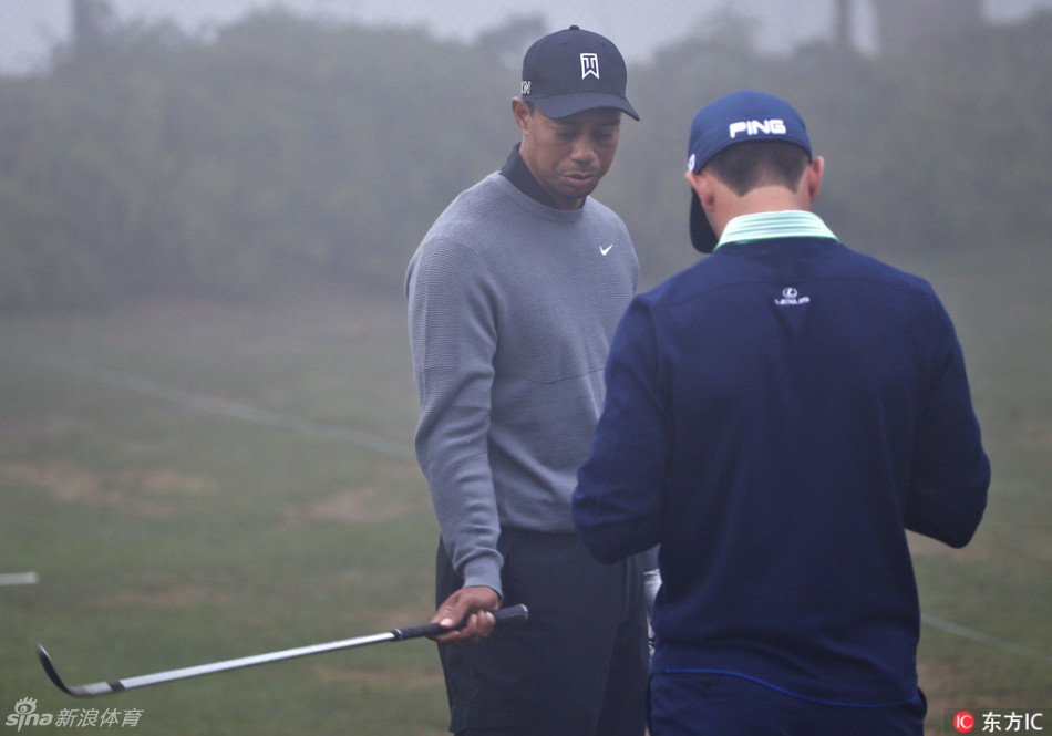 一只高尔夫球孤独地停在浓雾笼罩的发球台上，静静地等待着一次穿透迷茫的击打。