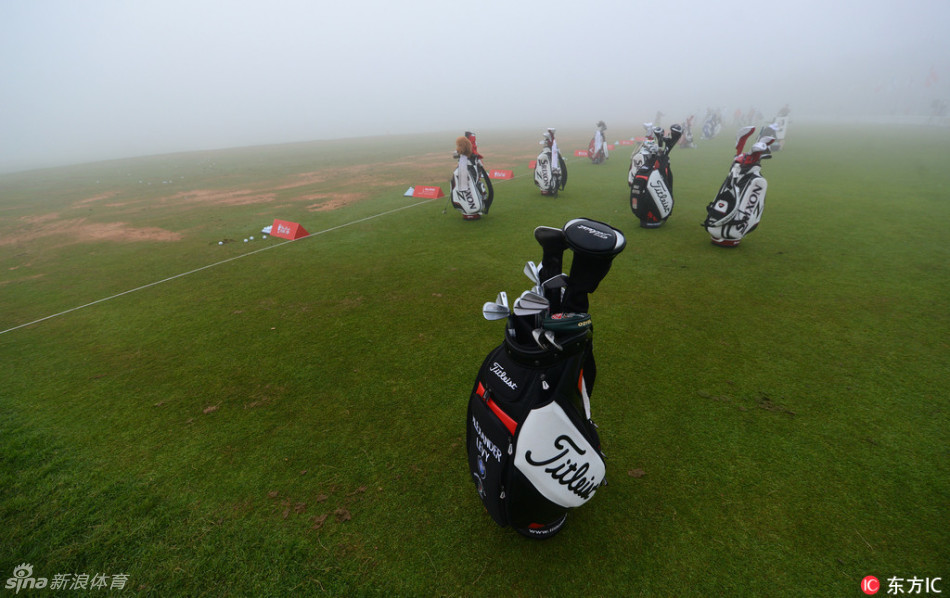 墨绿色的高尔夫球包倚在长椅上，它的主人已走入雾中挑战未知，只留下它和几只等待上阵的球杆。