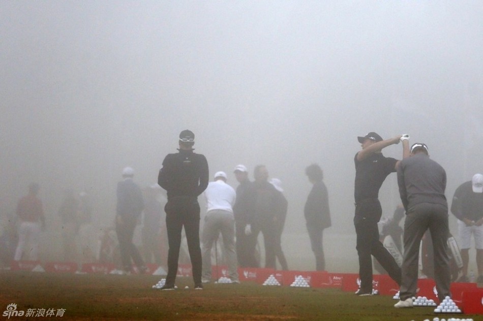 浓雾如帷幔般低垂，将远方的一切尽数掩去，只留下眼前发球台的一片草坪，世界被简化成一个等待完成的击球任务。