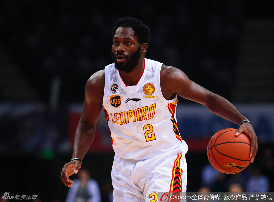 兰佩在低位接到传球，面对防守悍将，他灵活地转身后仰跳投，动作美如画。