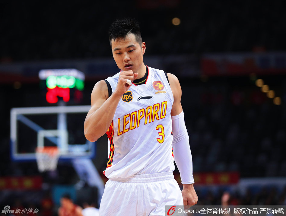 李慕豪接队友传球后，在两名防守球员的夹击下依然将球稳稳放入篮筐，打成了振奋人心的2+1。