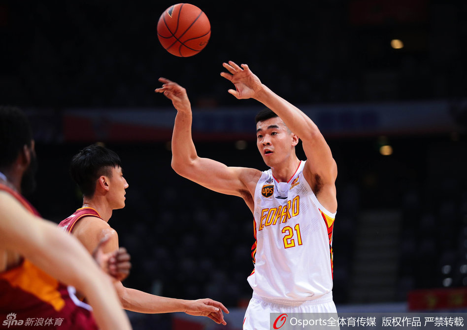 深圳队外援帕戈持球快速突破，他利用华丽的运球技术晃过防守，杀入内线造成杀伤。